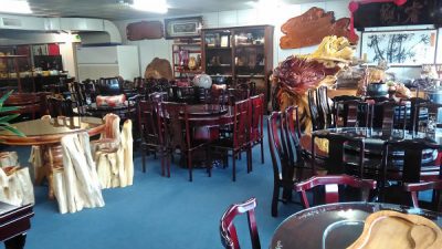 實木桌椅店內一角